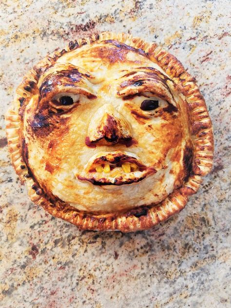 1 EASY HALLOWEEN FOOD IDEA THAT’S GROSS AND SCARY. Bake a human face into a delicious chicken pot pie. RECIPE and HOW-TO Halloween Pie Crust Face, Scary Halloween Face Pies, Scary Face Pie, Creepy Pie, Gross Looking Halloween Food, Face Pie, Dinner Buffet, Buffet Party, Pie Crust Designs