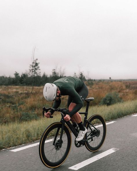 Components Of Fitness, Cycling Men, How To Get Faster, Mountain Biking Photography, Cycling Inspiration, Cycling Pictures, Get Faster, Bike Aesthetic, Cycling Photography