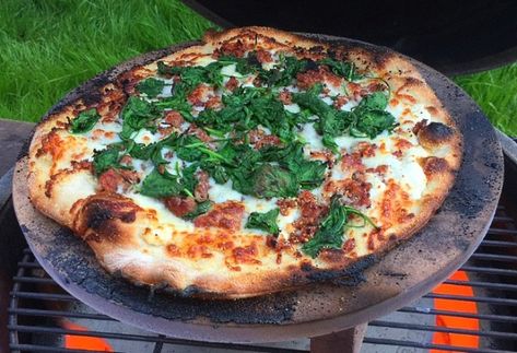 Big Green Egg Pizza, Green Egg Pizza, The Green Egg, Grilled Pizza Recipes, Green Egg Bbq, Egg Bbq, Green Pizza, Big Green Egg Grill, Green Egg Grill