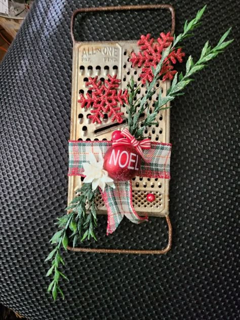 Christmas Grater Decor, Cheese Grater Christmas Decor, Vintage Cheese Grater Ideas, Cheese Grater Decor, Cheese Grater Crafts, Grater Crafts, Grater Ideas, Utensil Crafts, Heirloom Crafts