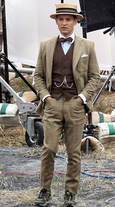 Actor Tobey Maguire as Nick Carraway in The Great Gastby movie. Gatsby Mens Fashion, Roaring 20s Party Outfit, Gatsby Party Outfit, Gatsby Outfit, Roaring 20s Fashion, 1920s Mens Fashion, Gatsby Costume, Tobey Maguire, Western Outfits Men