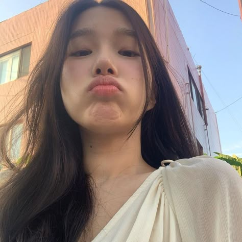 Background Images Aesthetic, Bachelorette Pool Party, Grp Port, Savage Beauty, Chuu Loona, Pretty Babe, Boyfriend Girlfriend Photos, Cute Asian Guys, Cute Selfies Poses