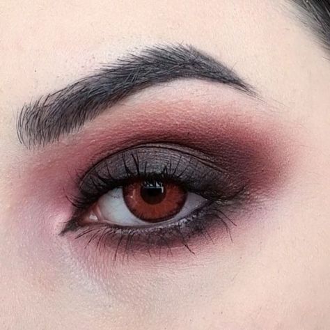 Subtle Vampire Makeup, Vampire Eyeshadow, Simple Vampire Makeup, Vampire Makeup Looks, Vampire Makeup Halloween, Vampire Eyes, Y2k Makeup, Vampire Makeup, Vampire Halloween