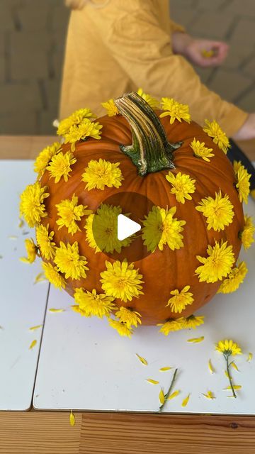 Lauren Carlson ✿ Joy of Creative Play on Instagram: "No-carve Mumpkin for the win!

This has become a family tradition for us every year and I love how it turns out! One year ours lasted several weeks and another year I left it out in the sun too long and it lasted only days. 🙃

Pro tip: keep your mumpkin in the shade for best results. 

Bonus tip: you can also replace the flowers with lollipops for a fun, candy alternative! 🍭 

Will you try this?" Primitive Halloween Decor, Candy Alternatives, Primitive Halloween, Pumpkin Design, Creative Play, Family Traditions, Pumpkin Decorating, Lollipop, Halloween Decorations