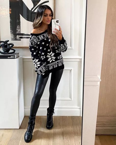 Christmas Jumper Outfit, Leather Jeggings, Faux Leather Leggings Outfit, Christmas Sweater Outfits, Casual Holiday Outfits, Mia Mia Mine, Chic Fall Fashion, Leather Leggings Outfit, Holiday Sweaters