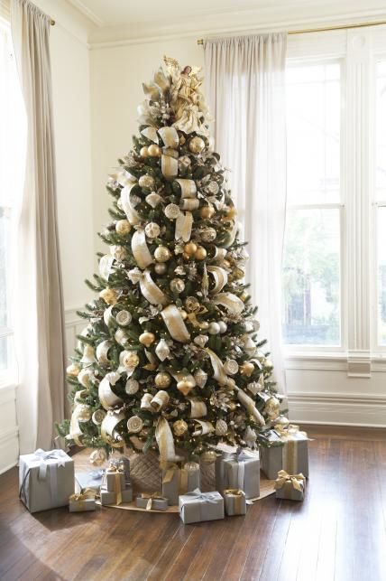 a green Christmas tree with lights decorated with gold and silver ornaments and ribbons plus a bow on top Silver Gold Christmas, Gold Christmas Tree Decorations, Silver Christmas Decorations, Elegant Christmas Trees, Silver Christmas Tree, Gold Christmas Decorations, Christmas Tree Inspiration, White Christmas Decor, Ribbon On Christmas Tree