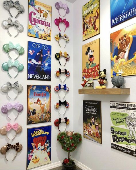 Disney Wall Art Printables, Disney Dorm, Disney Playroom, Ear Display, Disney At Home, Posters On Wall, Disney House Ideas, Disney Bedroom, Disney Office