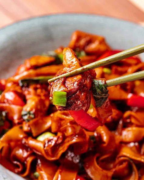 Easy Vegan Thai Drunken Noodles (Pad Kee Mao) - School Night Vegan Veggie Drunken Noodles, Drunken Noodles Vegan, Pad Kee Mao Recipe, Pad Kee Mao, Thai Drunken Noodles, Vegan Tikka Masala, Drunken Noodles, Vegan Fish, Duck Sauce