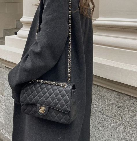 Chanel Flap Bag Outfit, Outfit Inspirations Edgy, Chanel Bag Outfit, Chanel Bag Classic, Chanel Handbags Classic, Chanel Classic Flap Bag, Chanel Flap Bag, Classic Flap Bag, Minimal Outfit