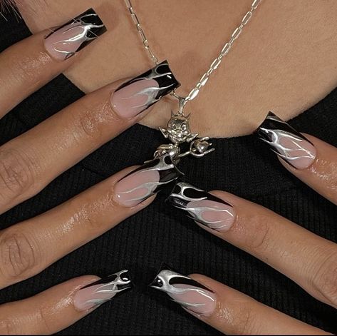 Medium Square Acrylic Nails Chrome, Chrome Nails Designs Y2k, Short Medium Acrylic Nails Square, Medium Acrylic Nails Y2k, Black Nail Sets Y2k, Medium Tapered Square Nail Ideas, Medium Short Nails Y2k, Y2k Inspired Nails Short, Trendy Y2k Nails