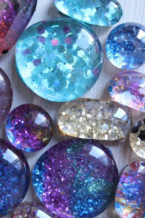 DIY Glitter Magnets - they look so pretty! Show your kids  this one! Glitter Magnets, Glitter Projects, Mops Crafts, Smart School House, Smart School, Diy Glitter, Diy Event, Glitter Decor, Glitter Crafts