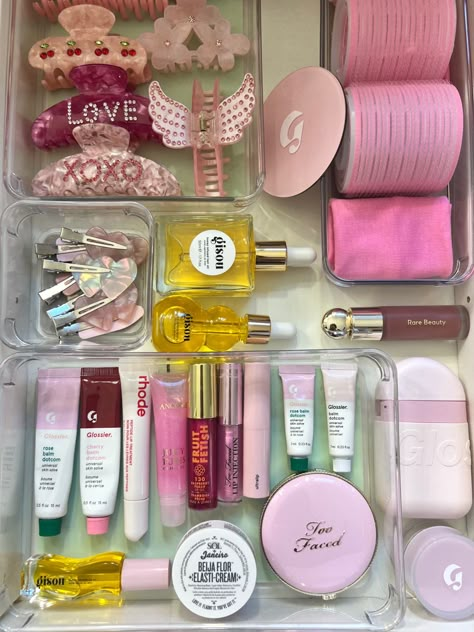 Bedroom Vibes, Makeup Bag Essentials, Makeup Wishlist, Vanity Ideas, Makeup Aesthetic, Skincare Organization, Girly Room, Pretty Skin Care, Pretty Skin