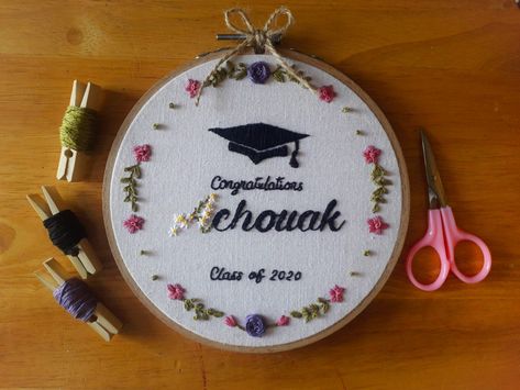 Embroidery ,, broderie modern Graduation Hoop Embroidery, Embroidery Graduation Design, Graduation Embroidery Patterns, Graduation Embroidery, Embroider Ideas, Modern Hand Embroidery Patterns, Modern Hand Embroidery, Embroidery Hoop Art Diy, Miniature Embroidery