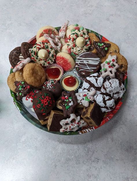 Christmas Cookie Trays, Christmas Cookie Tray, Ambrosia Recipe, Recipes Unique, Xmas Baking, Cookie Platter, Cookie Recipes Unique, Turkey Time, Soft Chocolate Chip Cookies