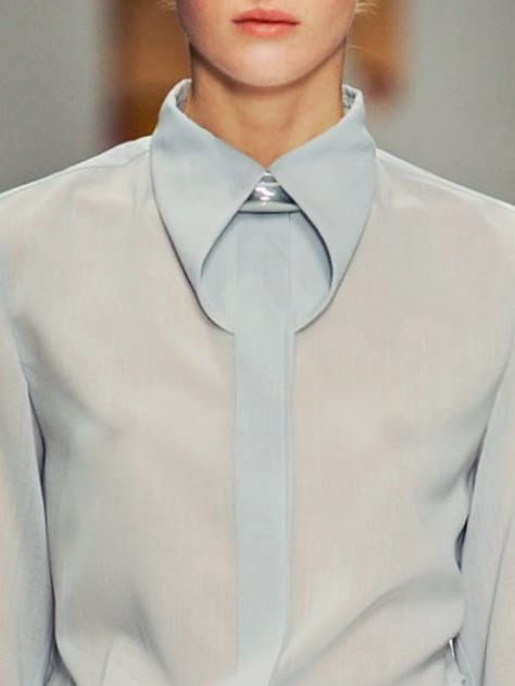 issey miyake folded collar detail - an unusual little fashion feature that makes this otherwise simple shirt, quite interesting Mode Origami, Áo Blu, Fashion Design Inspiration, Detail Couture, Origami Fashion, Clothing Details, Fashion Inspiration Design, Elegant Chic, Looks Style