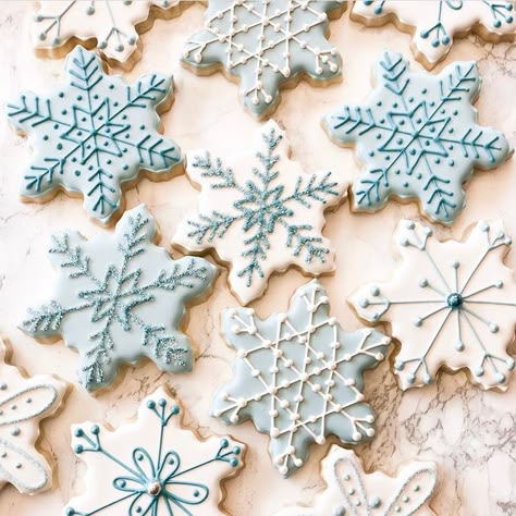 Snowflake sugar cookie Xmas Decor Ideas, Snowflake Sugar Cookies, Snowflake Sugar, Christmas Sugar Cookies Decorated, Cute Christmas Cookies, Winter Cookie, Snowflake Cookies, Sugar Cookie Designs, Best Christmas Cookies