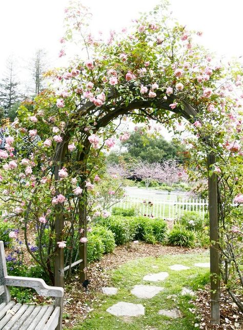 Cottage Landscape, Garden Archway, Arch Trellis, Country Garden Decor, Country Gardens, Garden Vines, Cottage Garden Design, Garden Arches, Garden Arbor