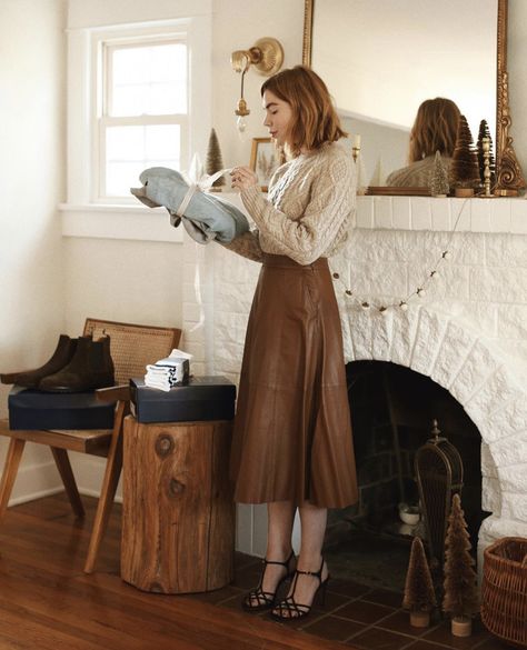 Clothing Blogs, Leather Midi Skirt, Mode Vintage, Daily Look, In The Mountains, Looks Vintage, Fall Outfits Women, Look Chic, Parisian Style