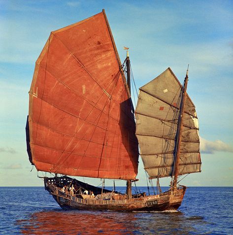 Chinese Ship Art, Bake Kujira, 70s Hong Kong, Chinese Boat, Chinese Junk Boats, Japanese Fishing Boat, Hong Kong Junk Boat, Junk Boat, Old Fishing Boat