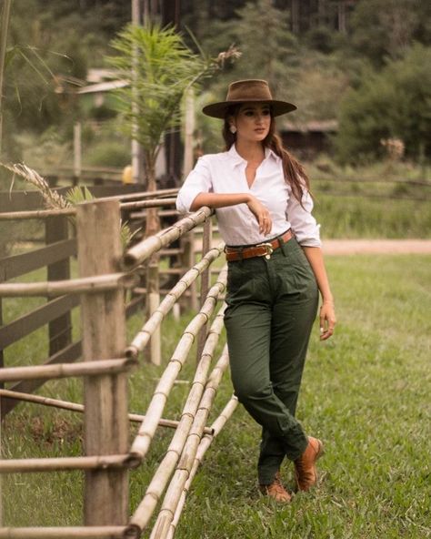 Safari Outfit Women, Countryside Outfit, Country Outfits Women, Farmer Outfit, Safari Outfit, Casual Weekend Style, Safari Outfits, Outfits Con Jeans, Farm Clothes