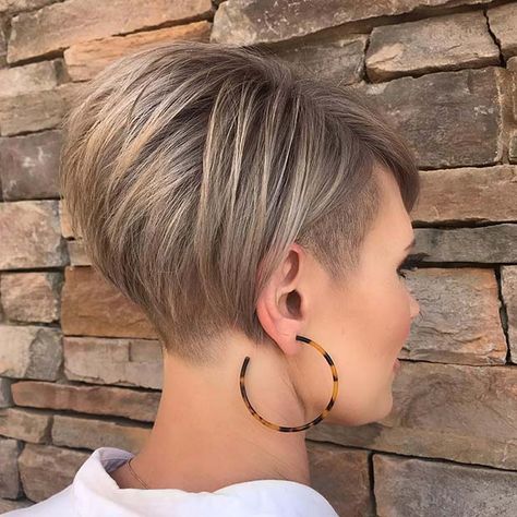 Short Stacked Bob Haircuts, Short Stacked Bobs, Kort Bob, Stacked Bobs, Stacked Bob, Stacked Bob Haircut, Angled Bob, Makijaż Smokey Eye, Short Hairstyle