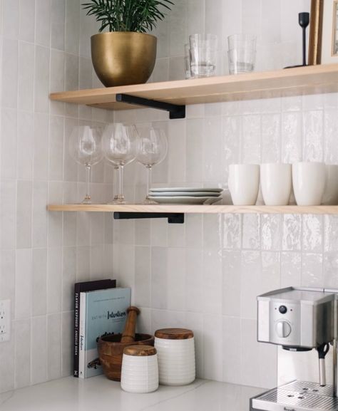 White Tile Splashback, Kitchen Ideas Scandinavian, Kitchen Wall Tiles Backsplash, Kitchen Splashback Tiles, Farmhouse Kitchen Backsplash, Off White Kitchens, White Kitchen Tiles, White Kitchen Backsplash, White Tile Backsplash