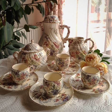 طقم شاي, Tea Cups And Saucers, Antique Dishes, Pretty Cups, China Dishes, Vintage Dinnerware, Vintage Teacups, Teapots And Cups, Tea Art