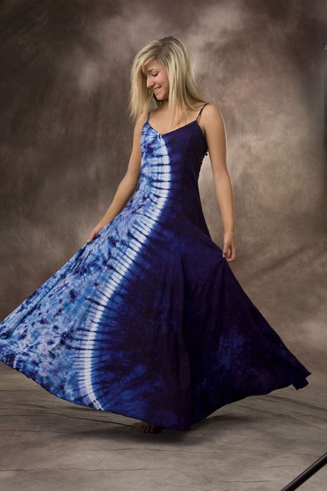 shibori tie dye dress; love how half is dyed and half has been resisted--very dramatic look. Shibori Dress, Tye Dye Dress, Tie Dye Crafts, Tie Dye Fashion, How To Tie Dye, Shibori Dye, Tie Dye Techniques, Shibori Tie Dye, Tie Dye Diy