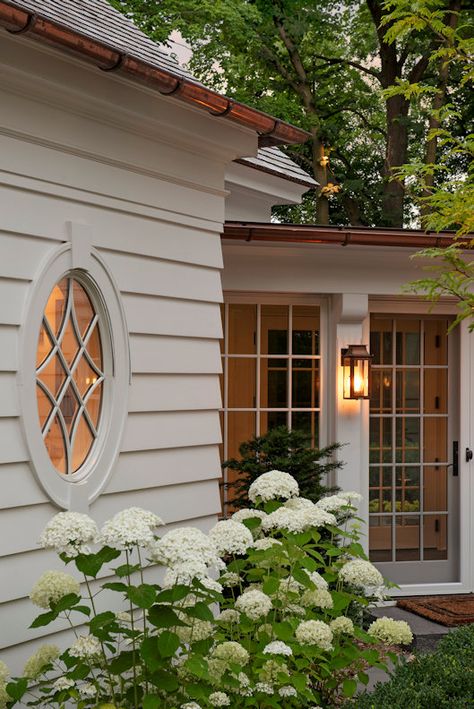 California Cottage Exterior, Cottage Exteriors Ideas, Spanish Cottage Exterior, Cottage Style Patio, Coastal Colonial Exterior, Side Entrance Ideas Exterior, Small House Curb Appeal, Covered Porch Design, Coastal Country House