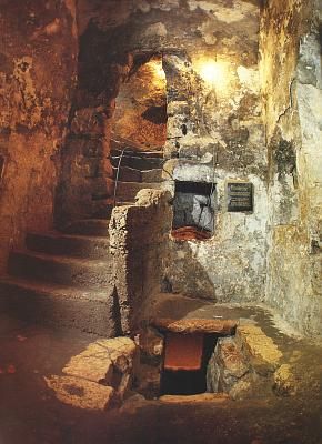 Tumba de Lázaro, Interior en Betania, Jerusalén, Israel. Es un lugar tradicional de peregrinación situado en la ciudad cisjordana de al-Eizariya, tradicionalmente identificada como la aldea bíblica de Betania, en la ladera suroriental del Monte de los Olivos, a unos 2,4 kilómetros al este de Jerusalén. La tumba es el supuesto sitio de un milagro registrado en el Evangelio de Juan en el que Jesús resucita a Lázaro. Orthodox Beauty, Saint Lazarus, Biblical History, Terra Santa, Sacred Sites, Big Town, Grave Markers, Bible History, Orthodox Christianity