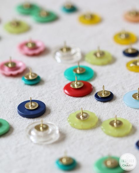 Insanely simple, but totally adorable - DIY Button Thumb Tacks | I have so many… Diy Bulletin Board, Inspired By Charm, Diy Buttons, Button Art, Button Crafts, Crafty Craft, Diy Projects To Try, Crafts To Do, Craft Gifts