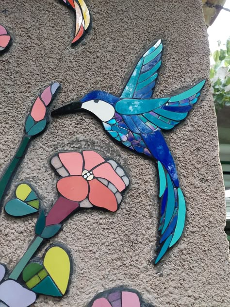 Mosaic Garden Ideas, Hummingbird Mosaic, Hummingbird Drawing, Mosaic Rocks, Mosaic Animals, Mosaic Garden Art, Mosaic Birds, Mosaic Art Projects, Mosaic Stained