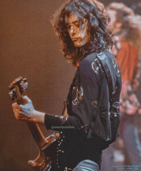 jimmy page led zeppelin lq icon pfp rock aesthetic guitar performance Rock Aesthetic, Led Zep, Robert Plant, Jimmy Page, I'm With The Band, Vintage Rock, Heart Eyes, Glam Rock, Led Zeppelin