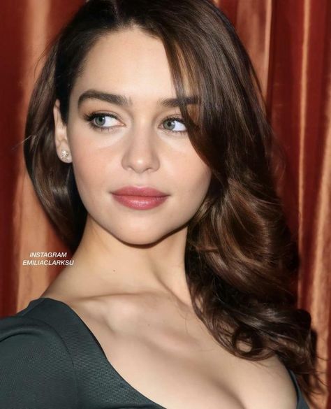 (18) World of Emilia on Twitter: "Emilia Clarke... #emiliaclarke #emilia #actress #beauty #beautiful #cute https://t.co/ompADtHQUM" / Twitter Emilia Clarke Dark Hair, Emilia Clarke Brown Hair, Emilia Clarke Hair, Brunette Actresses, Actrices Hollywood, Emilia Clarke, British Actresses, Pretty Eyes, Hollywood Celebrities