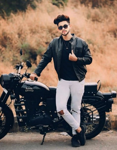 Bullet Poses For Men, Bike Poses Men, Boy Dp Pic, Bullet Royal Enfield, Bullet Boy, Royal Enfield Black, Eid Poses, Single Boys, Bike Pose