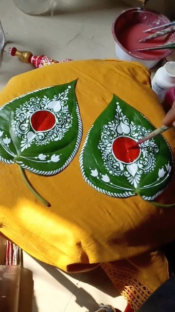 Beetle Leaf Decoration, Kolka Design On Leaf, Traditional Indian Art Forms, Pan Pata Painting, Bengali Decoration Ideas, Bengali Wedding Decorations, Traditional Bengali Wedding Decor, Bengali Theme Decoration, Biyer Piri Design