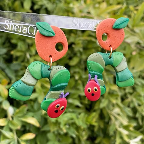 Food Clay, Caterpillar Book, Literary Jewelry, Diy Earrings Polymer Clay, Handmade Clay Earrings, Food Earrings, School Jewelry, Polymer Clay Jewelry Diy, Cute Polymer Clay