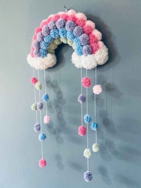 Hamper Ideas, Woolen Craft, Pom Crafts, Pom Pom Wreath, Diy Yarn Crafts, Pom Pom Crafts, Yarn Diy, Wool Crafts, Crafts To Do