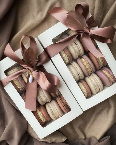 Macaroon Packaging, French Macaroon Recipes, Macaron Packaging, Bake Sale Packaging, Macaron Boxes, Idee Babyshower, Studying Food, French Macaroons, Dessert Packaging