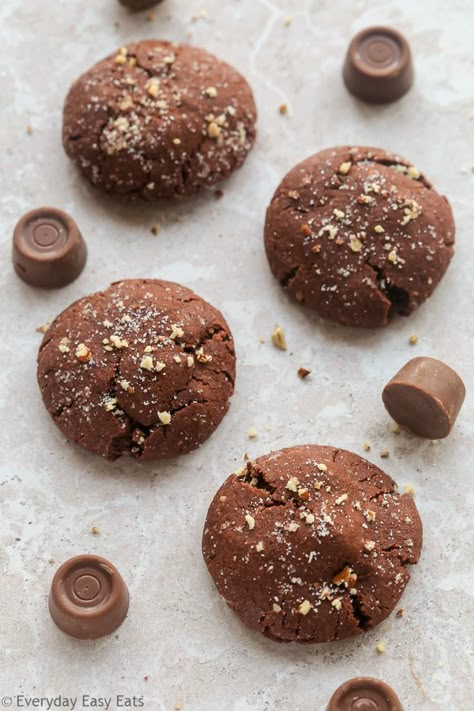 Chocolate Rolo Cookies, Rolo Cookies Recipe, Rollo Cookies, Soft Chocolate Cookie, Rolo Cookies, Easy Candy Recipes, Stuffed Cookies, Italian Cookie Recipes, Easy Christmas Cookie Recipes