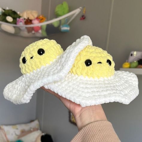 Crochet Fried Egg, Egg Plushie, Crochet Egg, Fimo Kawaii, Cute Amigurumi, Easy Crochet Animals, Quick Crochet Patterns, Crochet Business, Crochet Design Pattern