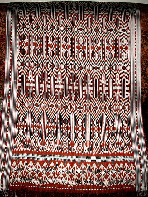 1.24 Engkudu dye silk Pua kumbu by eoarchi, via Flickr Pua Kumbu Pattern, Pua Kumbu Design, Tenun Pattern, Pua Kumbu, Indonesian Textiles, Batik Patterns, Indonesian Heritage, Pattern Motif, Bee Farm