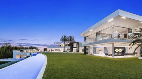 See the Biggest Modern US Home, Which Fetched $126 Million at Auction Trillionaire Lifestyle, Big Mansion, Floating Lounge, La House, Grand Homes, Expensive Houses, Red Walls, Coven, Architectural Digest