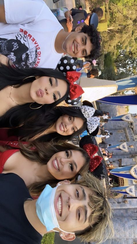 Cute Disney Pics With Friends, Friends At Disneyland, Disneyland Pictures Friends, Disney World Friends Pictures, Best Friends In Disneyland, Hopi Hari, Disney Movie Collection, Disneyland World, Disney Characters Videos