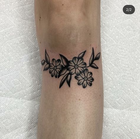 Under Knee Tattoos Women, Feminine Knee Tattoo, Traditional Tattoo Stencils, Wrap Around Tattoo, Traditional Tattoo Flowers, Wrap Tattoo, Tattoo Shading, Traditional Style Tattoo, Ankle Tattoos For Women