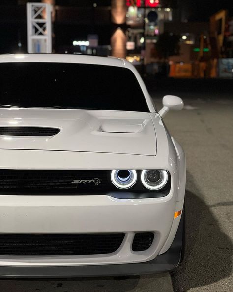 Aesthetic Wallpaper Car, White Challenger, Challenger Car, Challenger Dodge, Cars Jdm, Wallpaper Car, Dodge Challenger Hellcat, Cars Aesthetic, Challenger Srt Hellcat