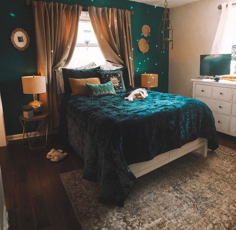 Purple And Blue Boho Bedroom, Harry Potter Boho Bedroom, Blue Maximalist Bedroom, Bedroom Ideas Blue Walls, Blue Boho Room, Deep Teal Bedroom, Boho Bedroom Blue, Sapphire Bedroom, Blue Wall Bedroom