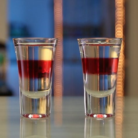 OK, these Detox Shots may not actually detox you, but they're delicious, so maybe they'll help you forget about whatever toxins you're dealing with right now. These beautiful layered shooters combine vodka, Peach Schnapps, and cranberry juice, and somehow manage to taste great but also look really healthy. Emphasis on "look." Bartender 101, Detox Shots, Drink Shots, Layered Shots, Shots Alcohol Recipes, Water Bending, Shooter Recipes, Fun Summer Drinks, Alcohol Dispenser