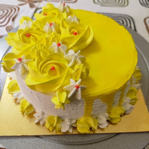 I decorated this Pineapple cake with whipped cream and on top of it its glaze. Pineapple Flavour Cake, Pineapple Cake Design, Pineapple Cake Decoration, Cake With Whipped Cream, Pineapple Cake, Pose Style, Yellow Cake, Doll Cake, Cake Icing