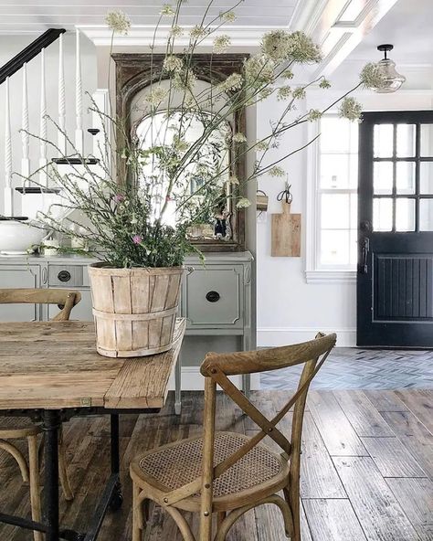 Tendance : 30 inspirations pour adopter le style déco campagne | Shake My Blog Farmhouse Interior Design, Decor Ikea, Style Deco, Farmhouse Interior, Diy House Projects, Cheap Decor, Classic Interior, Farmhouse Chic, Rustic Interiors